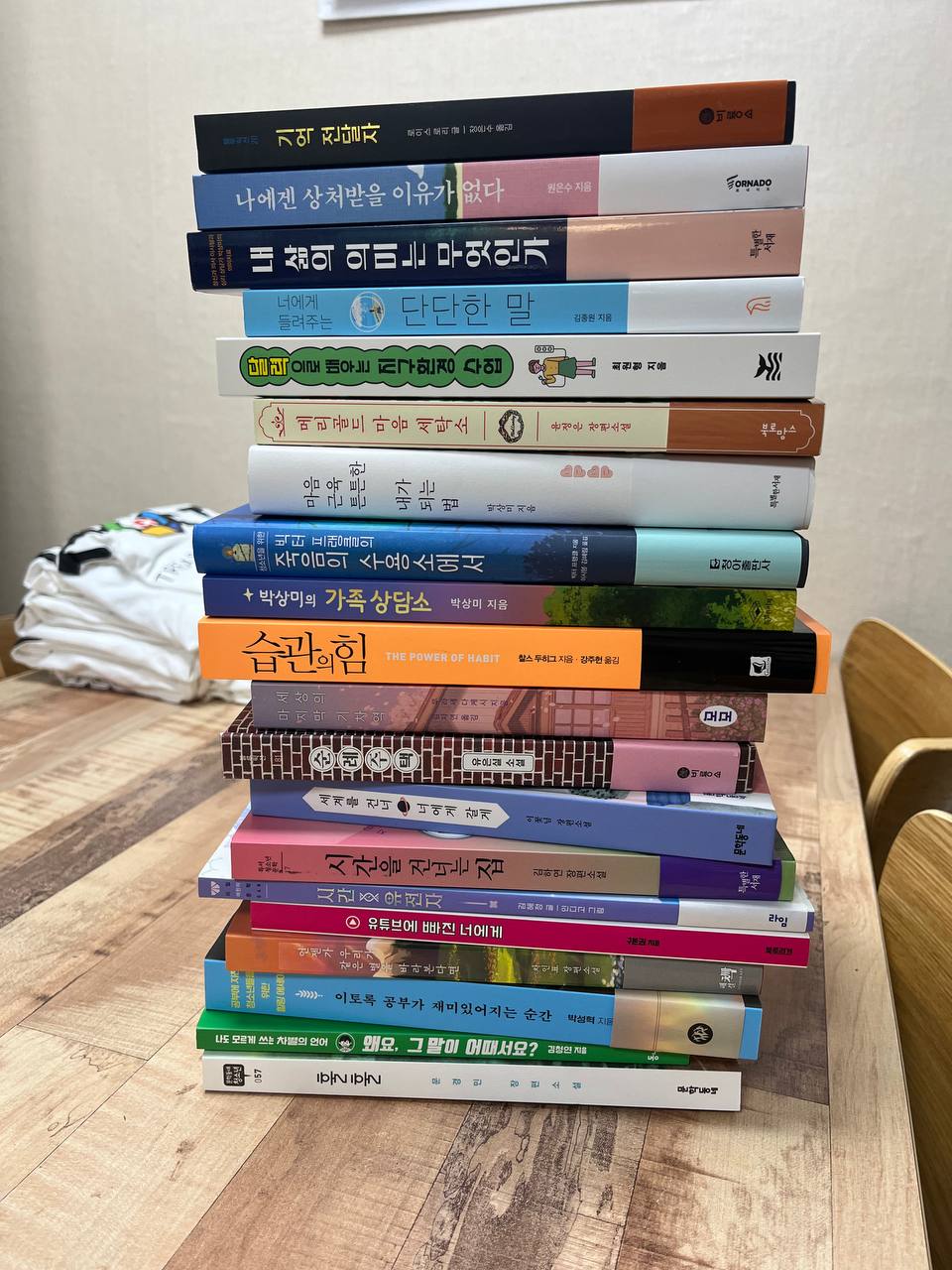 241111_부산가정법원 책 20권 후원.jpg